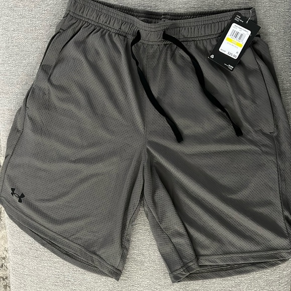 UNDERARMOUR SHORTS - Picture 1 of 2